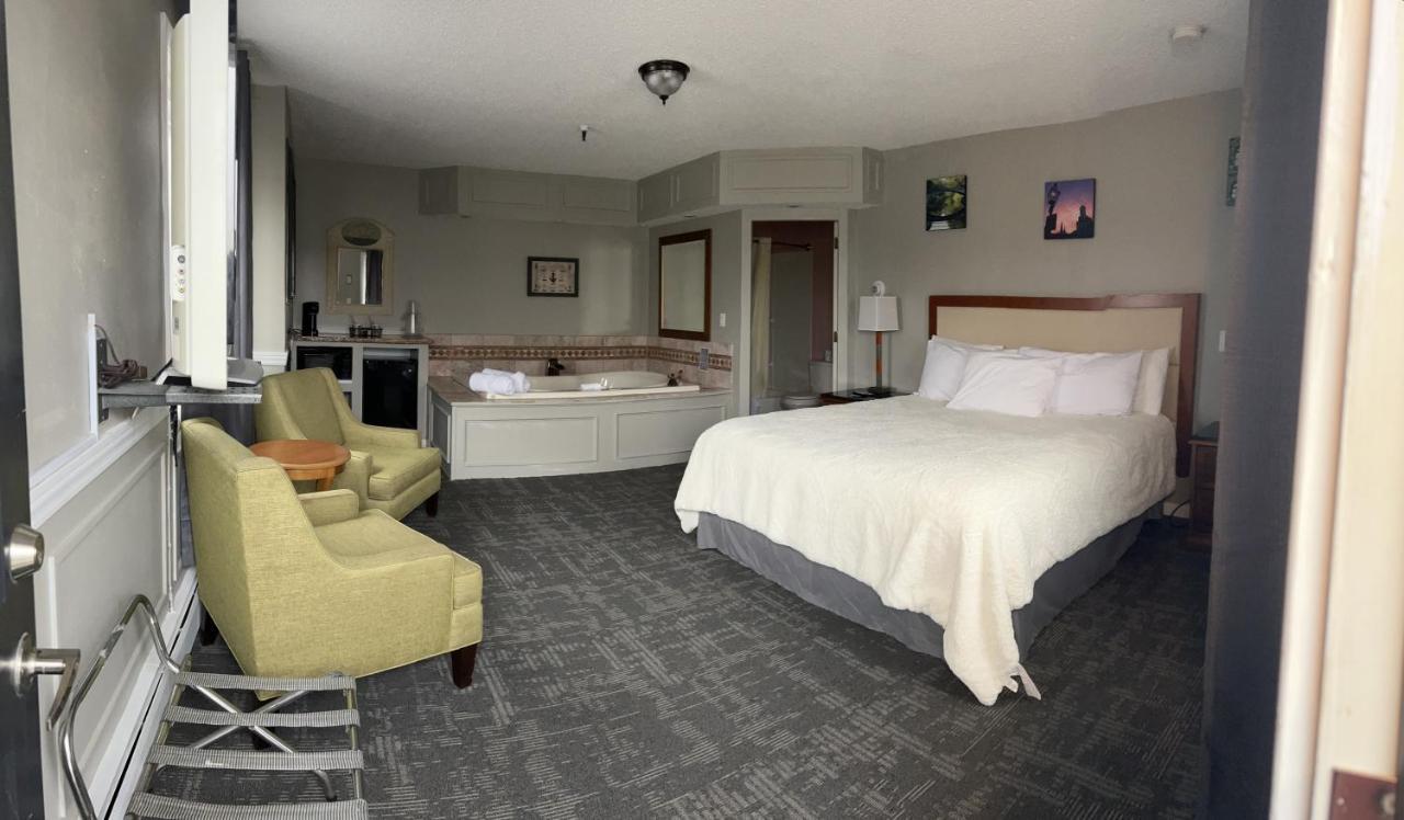 Vacationland Inn & Suites Brewer Exterior photo