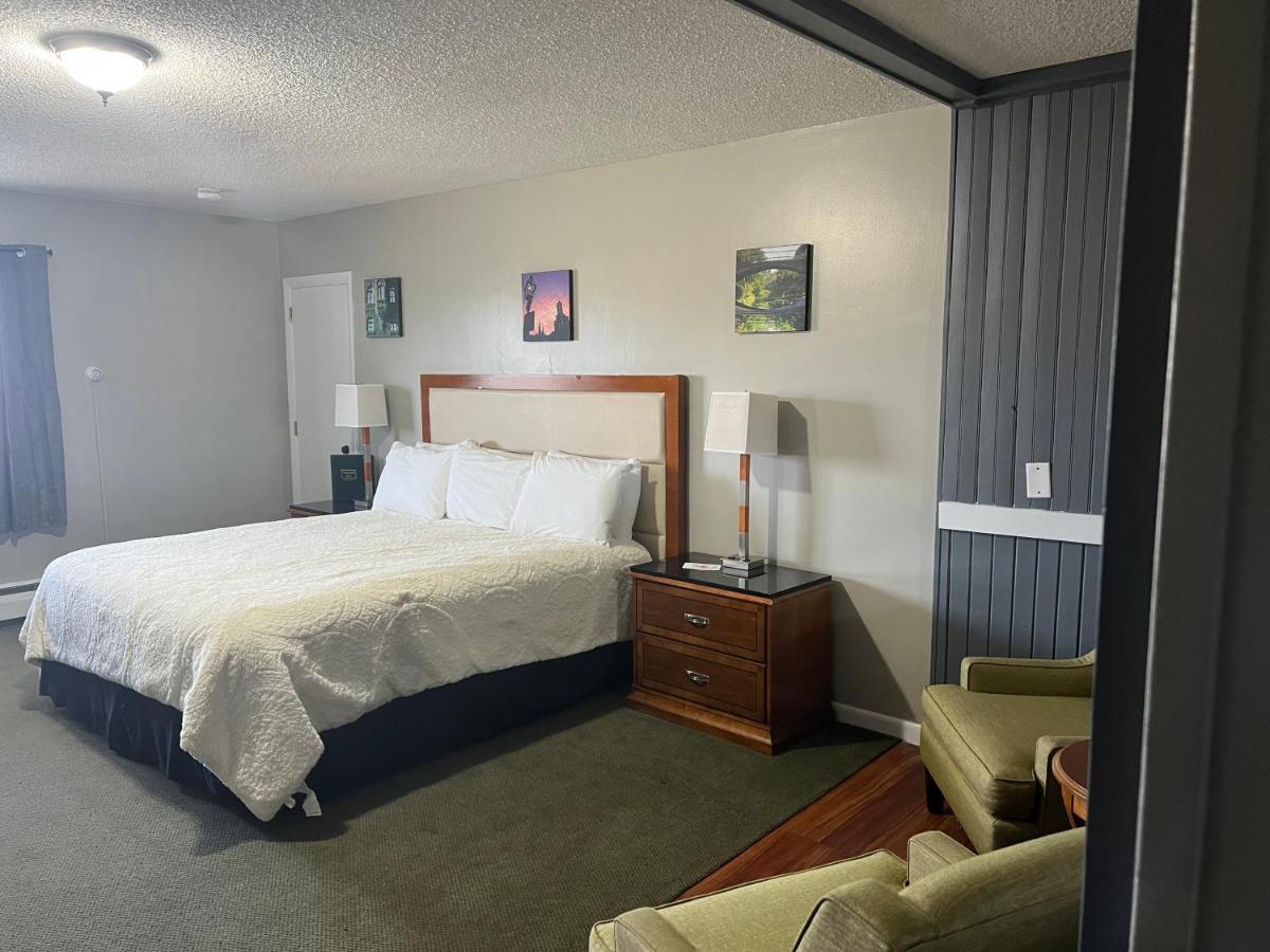 Vacationland Inn & Suites Brewer Exterior photo